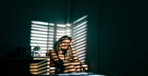 योनि में अचानक खुजली बढ़ जाना और दही जैसा स्राव होना।